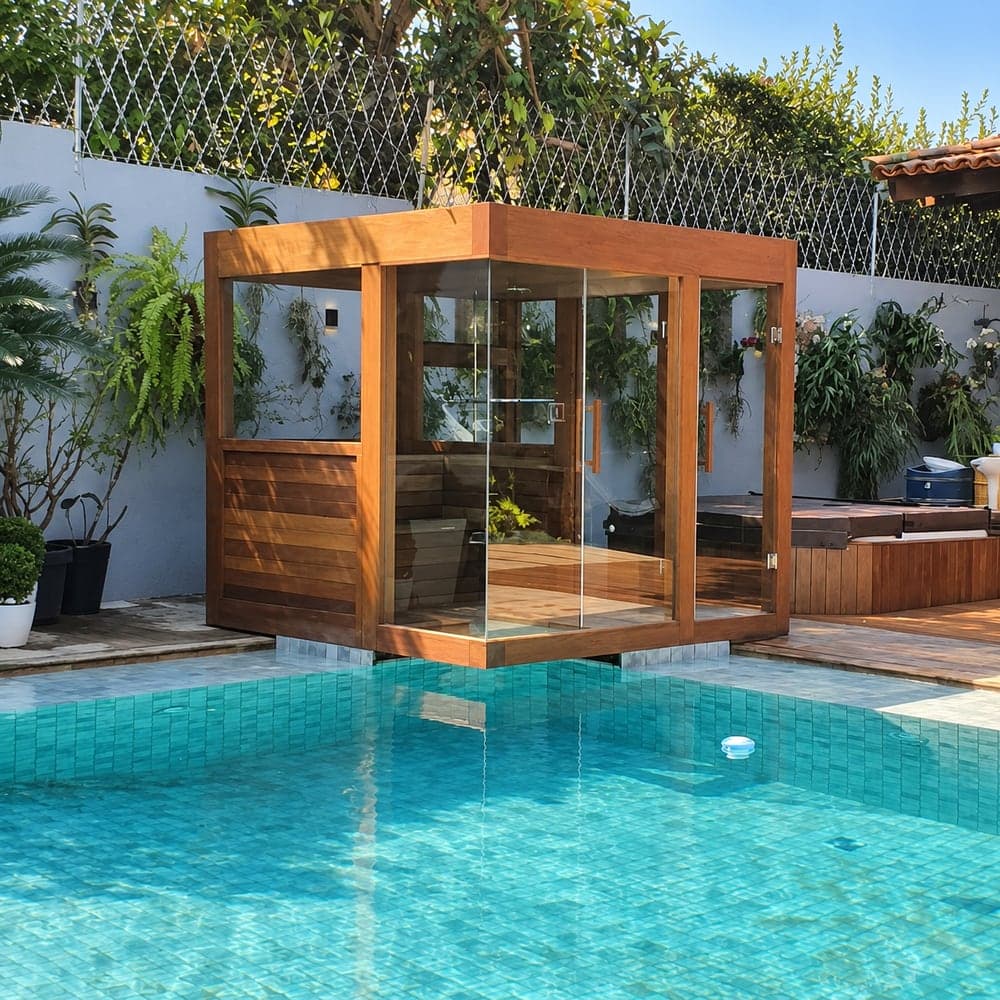 Sauna Integrada Dolphin em madeira e vidro junto à piscina