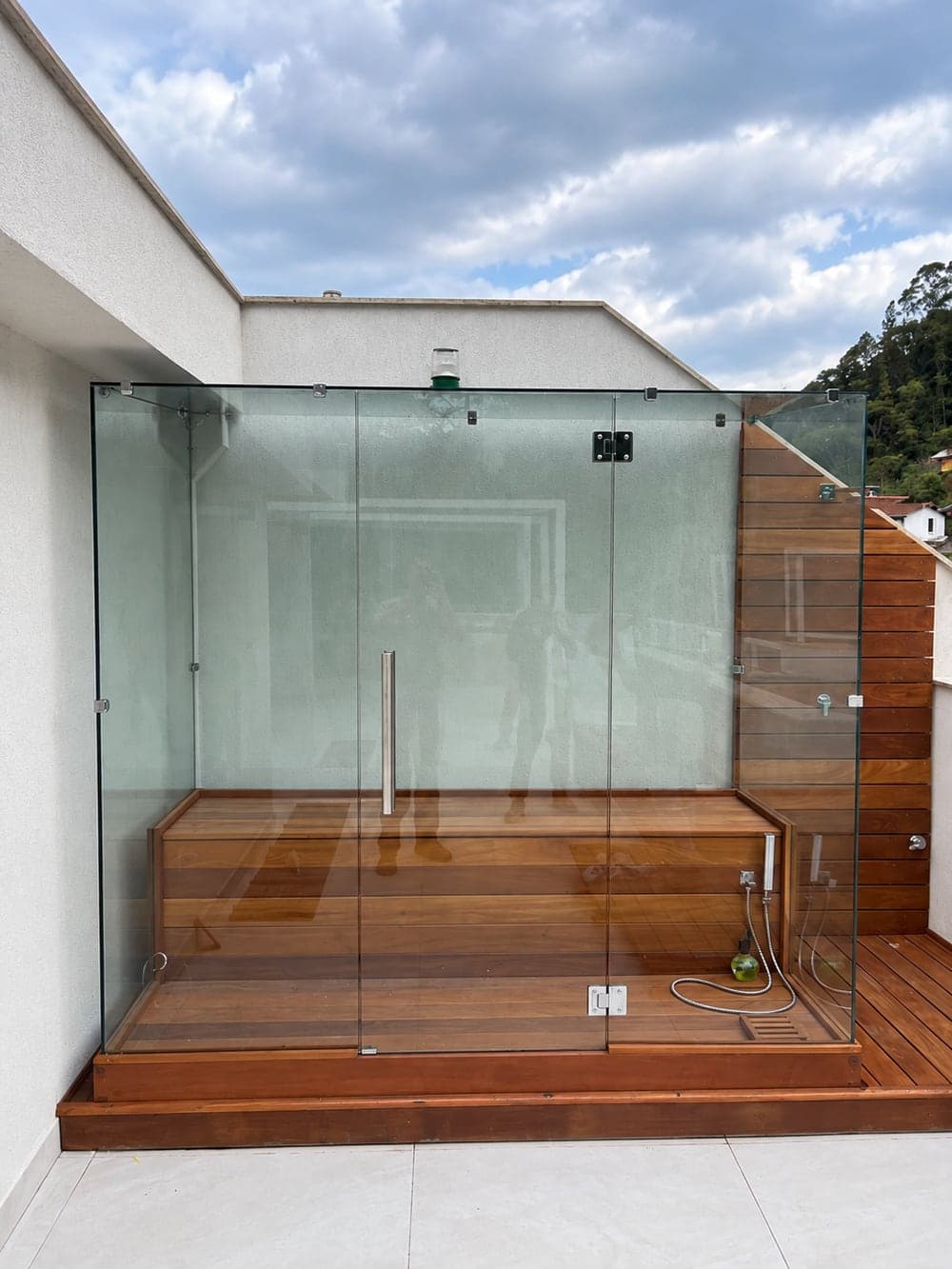 Sauna Moderna Dolphin com vidro panorâmico em terraço