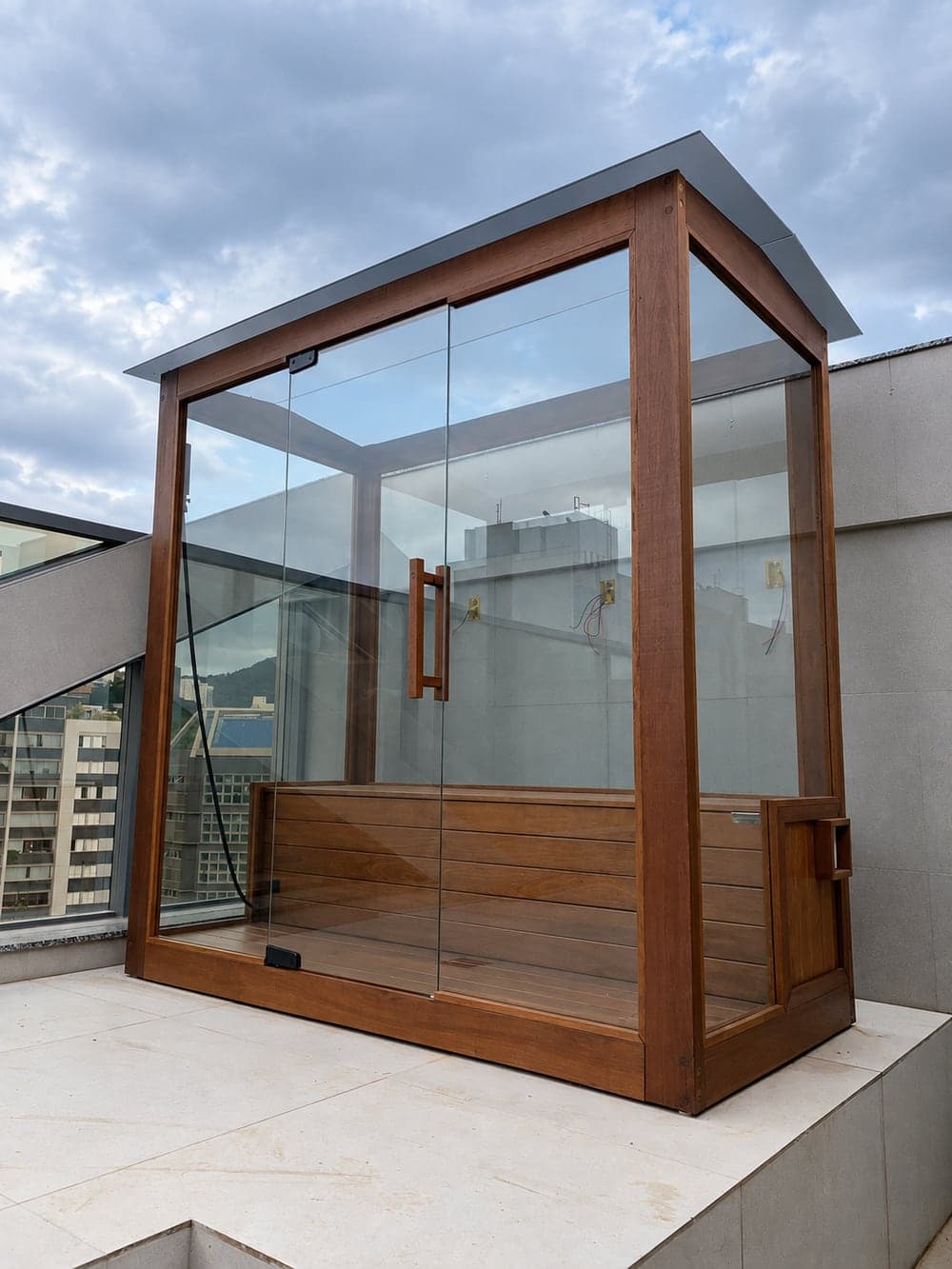 Sauna Rústica Dolphin em madeira e vidro em terraço