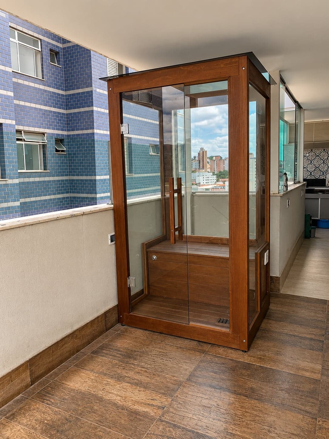 Sauna Dolphin em madeira e vidro instalada em terraço